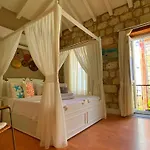 Maison D'azur Bed and Breakfast 4*