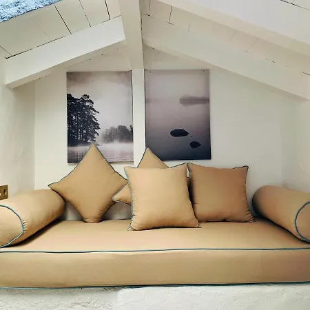 Maison D'azur Bed & Breakfast 2*