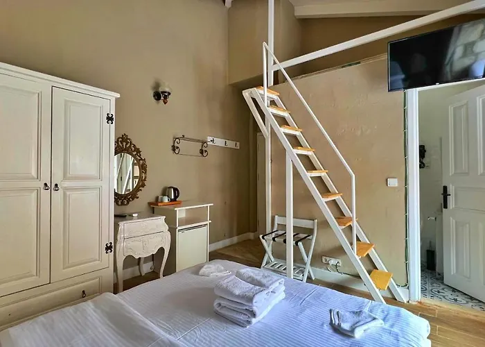 Maison D'azur Bed & Breakfast 4*